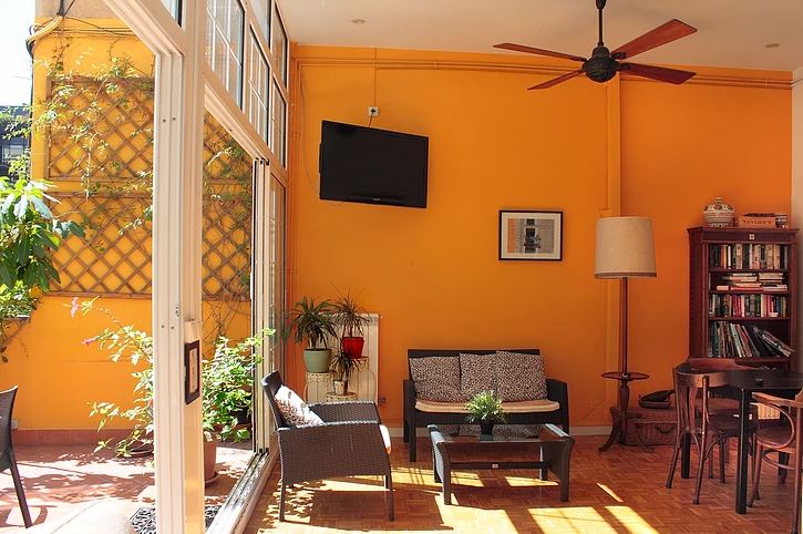 casa-consell-barcelona-apartamento-salon-terraza-luz-espaciosa.jpg