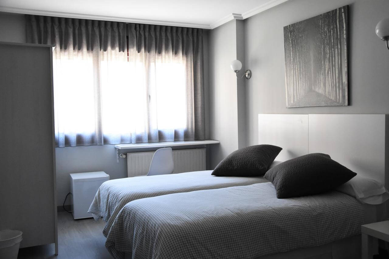 hotel-carbayon-asturias-habitacion-doble-dos-camas-cuadro.jpg