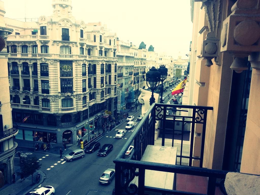 balcon-con-vista-hostal-avenida-madrid.jpg