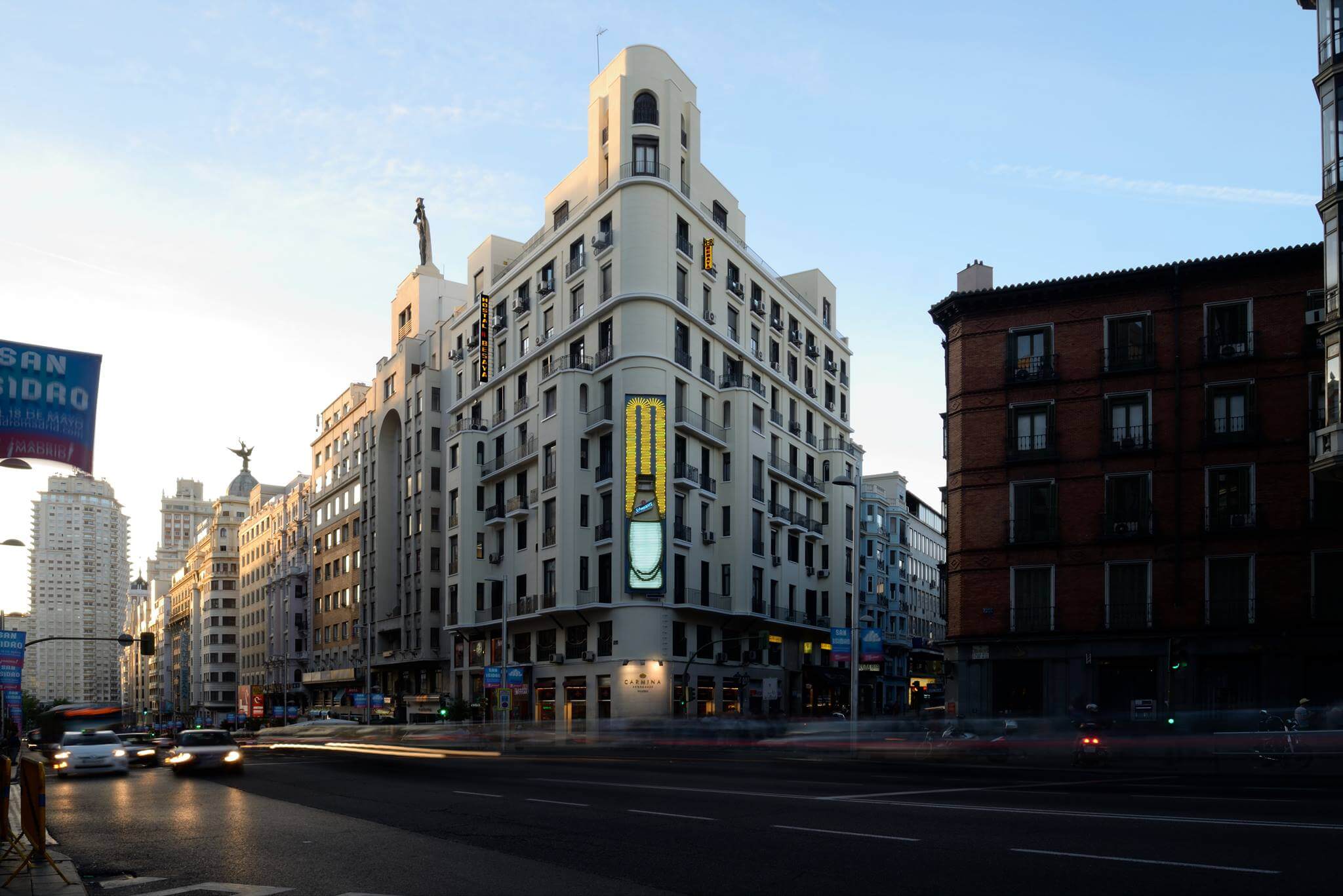 hostal-besaya-madrid-exterior-calle-edificio-fachada-cartel.jpg