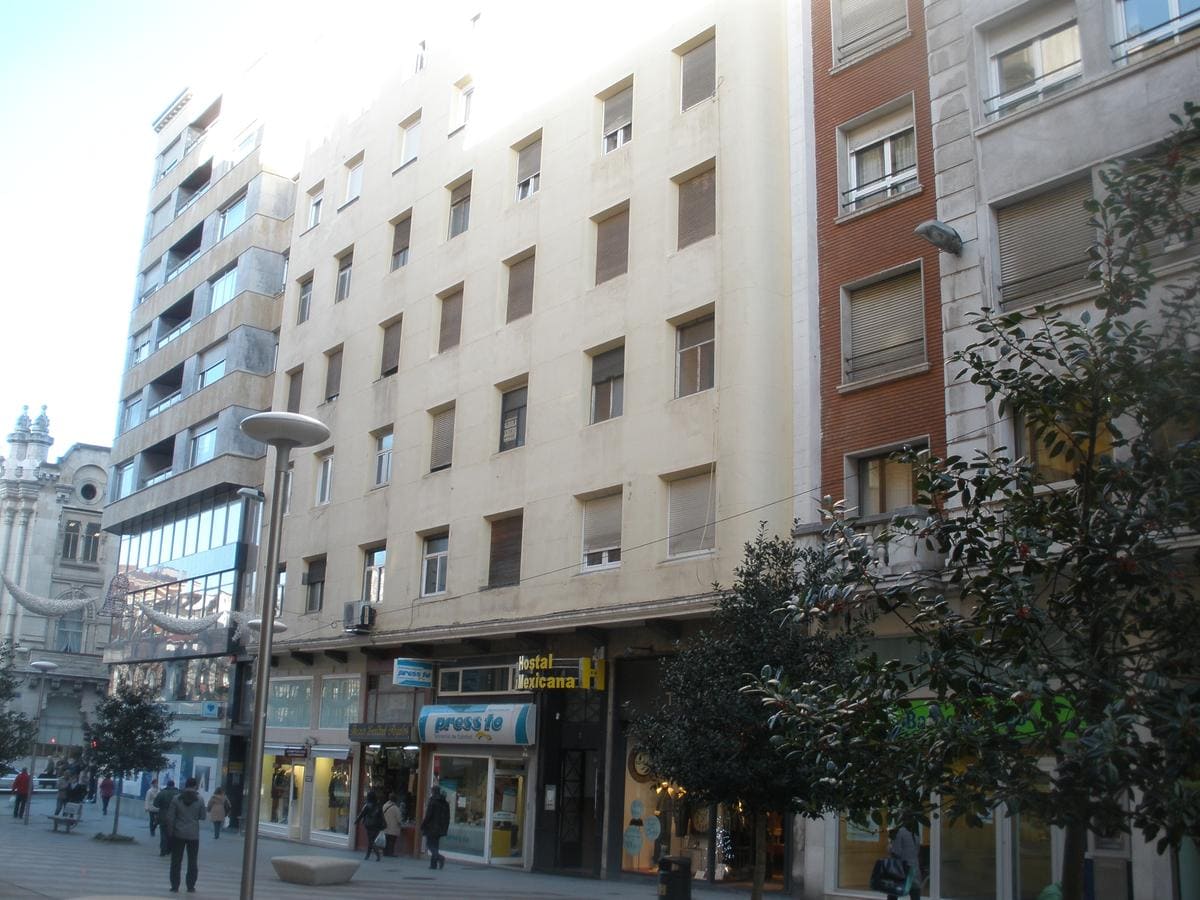 hostal-la-mexicana-exterior-fachada-calle-santander-edificio.jpg