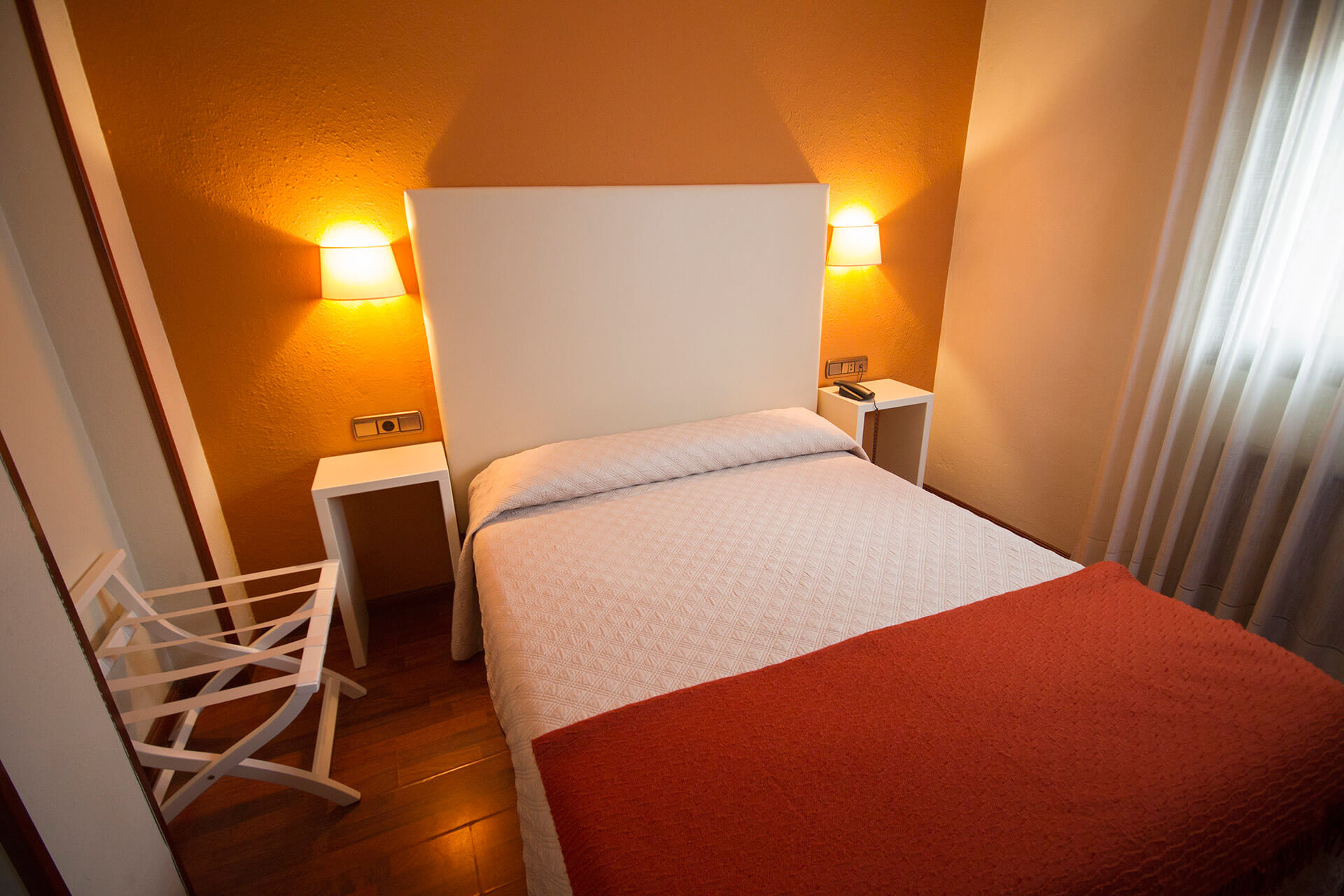 hostal-ovetense-cama-individual-asturias-mesilla-cortina.jpg