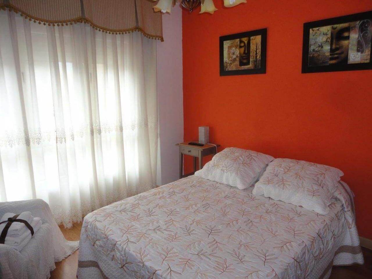 hostal-vegadeo-asturias-cama-doble-habitacion-cuadros.jpg