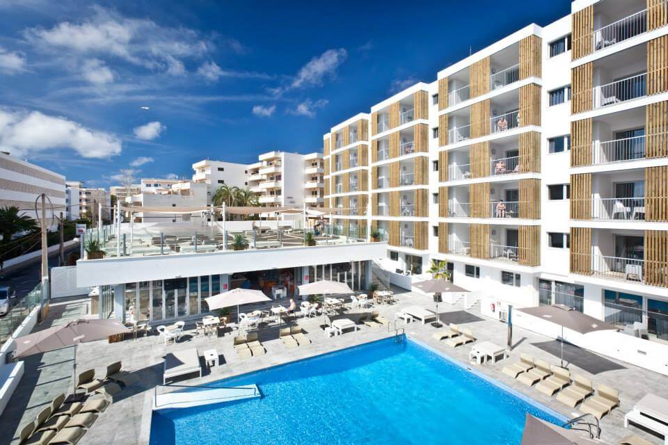 ryans-ibiza-apartamentos-piscina-sombrilla-tumbona-exterior-fachada.jpg
