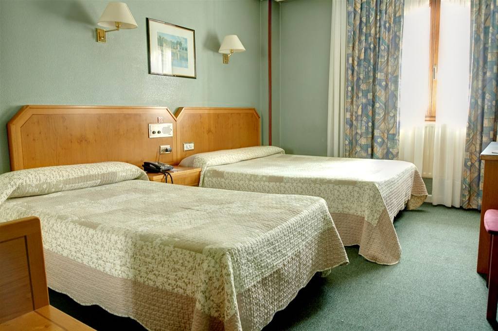 habitacion-triple-cama-hotel-san-jorge-santurtzi.jpg