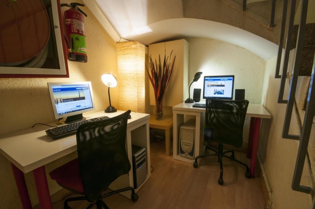 albergue-hostel-studio-barcelona-ordenadores.jpg