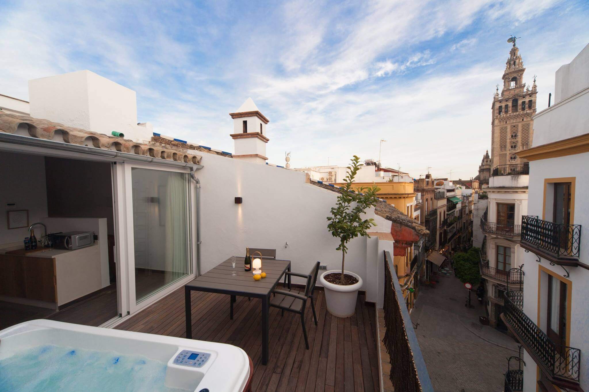 hotel-welldone-sevilla-exterior-terraza-jacuzzi-mesa-silla.jpg
