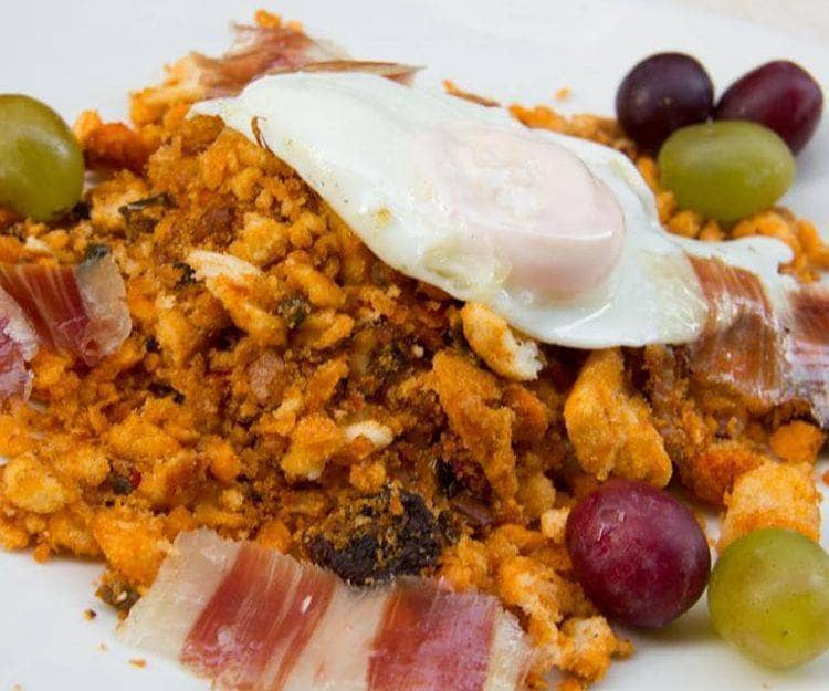 Deliciosas migas y tapas extremeñas junto a la Plaza Mayor de Cáceres con servicio de cocina non-stop.