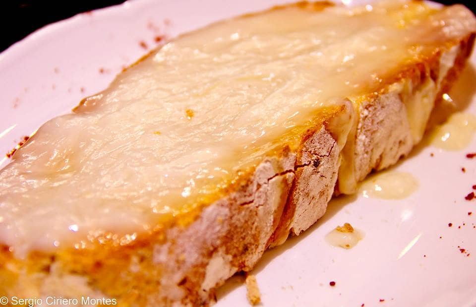 Deliciosas migas y tapas extremeñas junto a la Plaza Mayor de Cáceres con servicio de cocina non-stop.