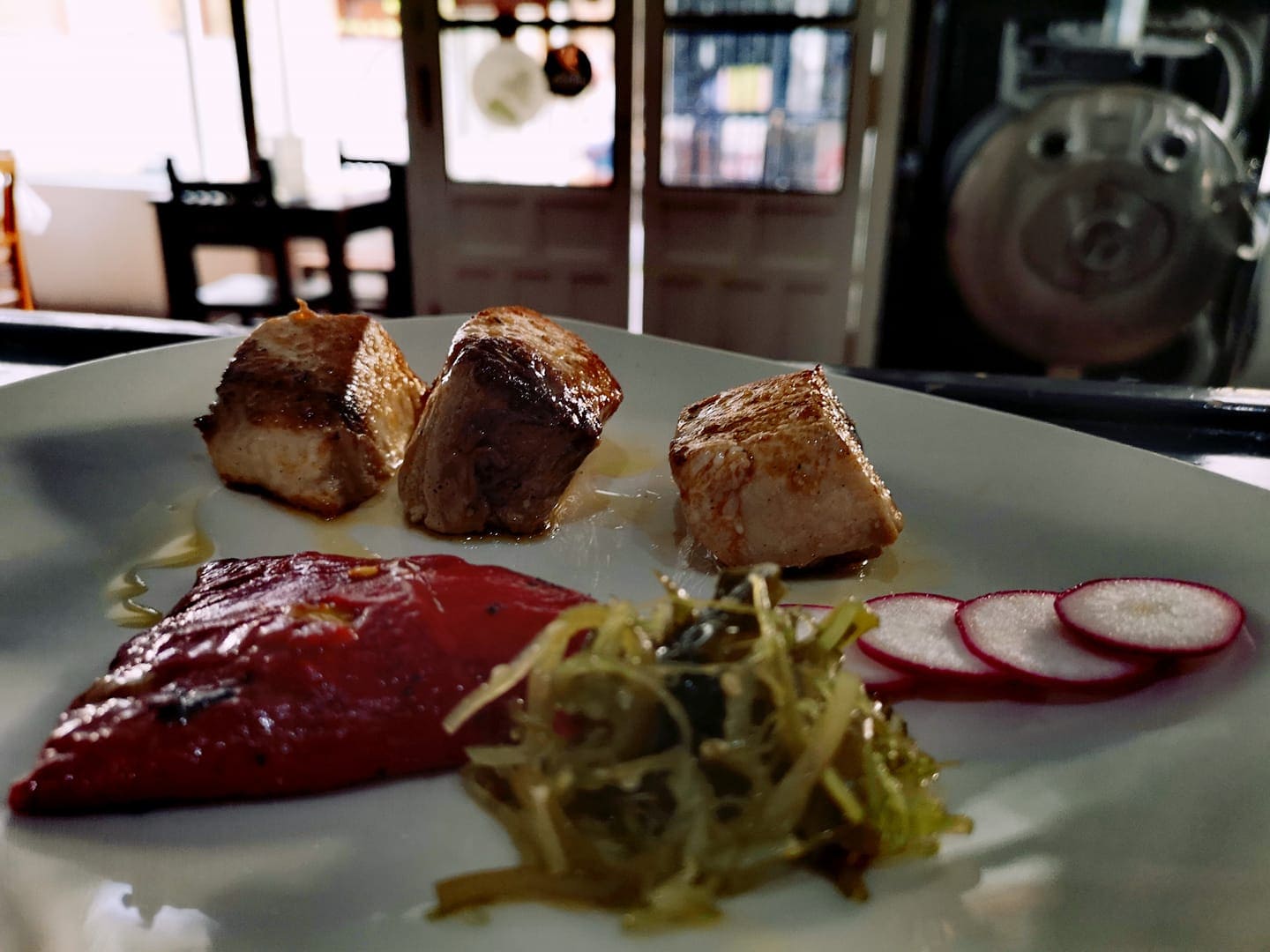 Deliciosas migas y tapas extremeñas junto a la Plaza Mayor de Cáceres con servicio de cocina non-stop.