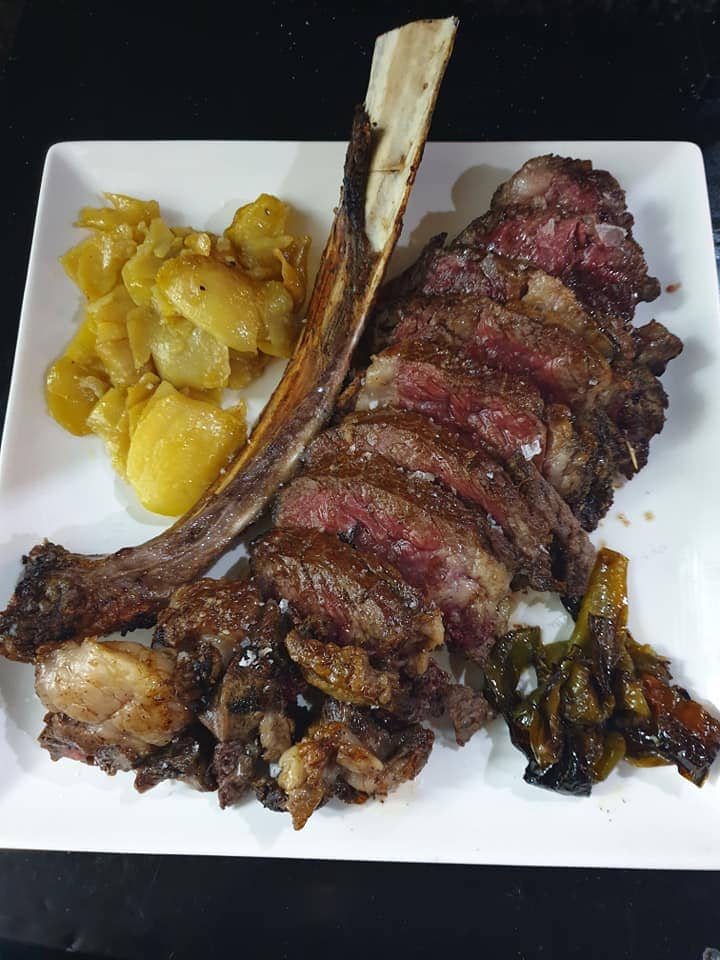 Deliciosas migas y tapas extremeñas junto a la Plaza Mayor de Cáceres con servicio de cocina non-stop.