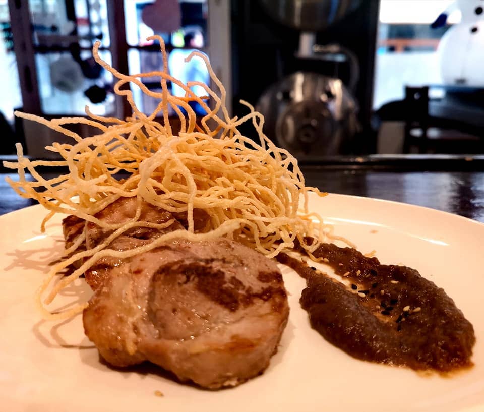 Deliciosas migas y tapas extremeñas junto a la Plaza Mayor de Cáceres con servicio de cocina non-stop.