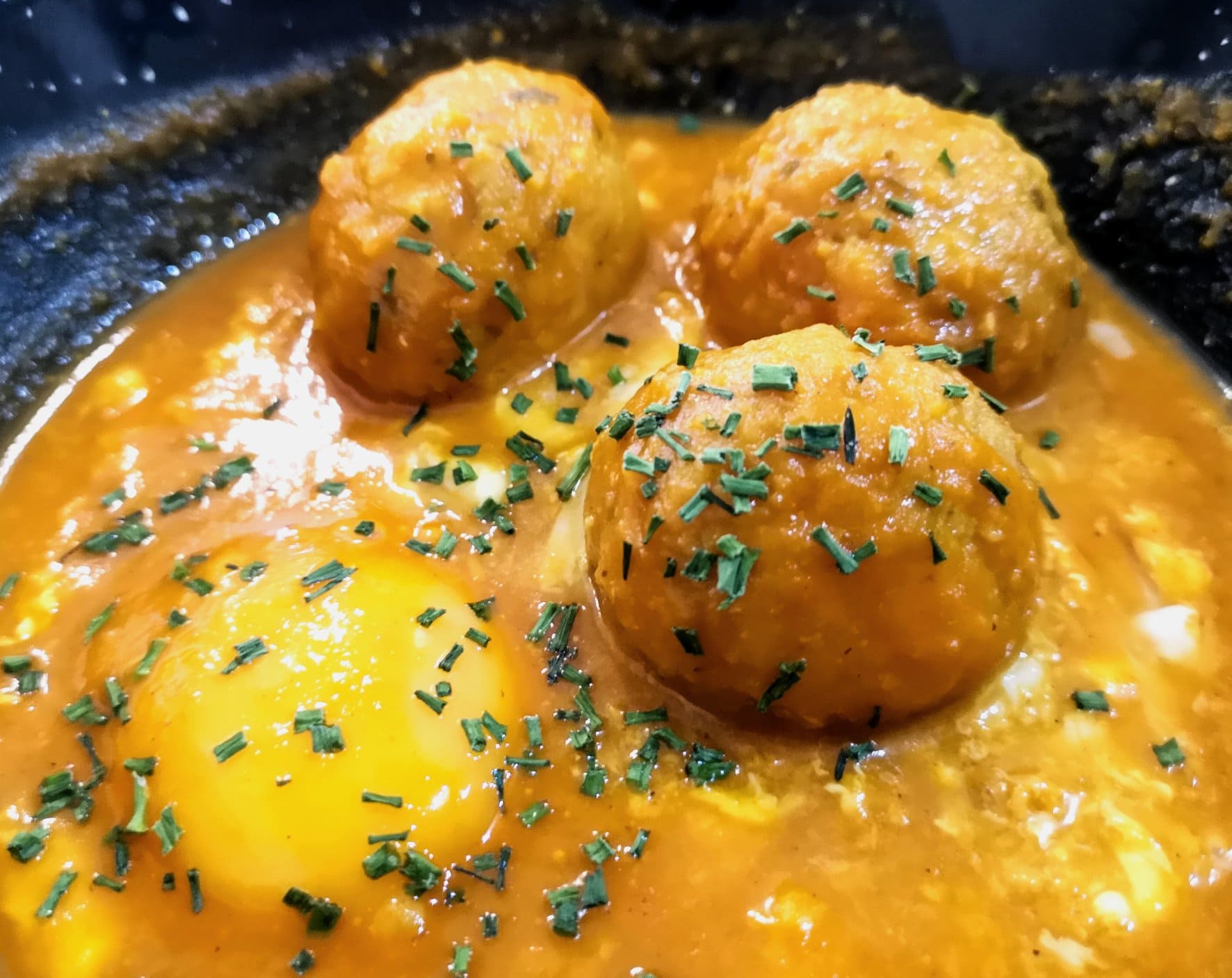 Deliciosas migas y tapas extremeñas junto a la Plaza Mayor de Cáceres con servicio de cocina non-stop.