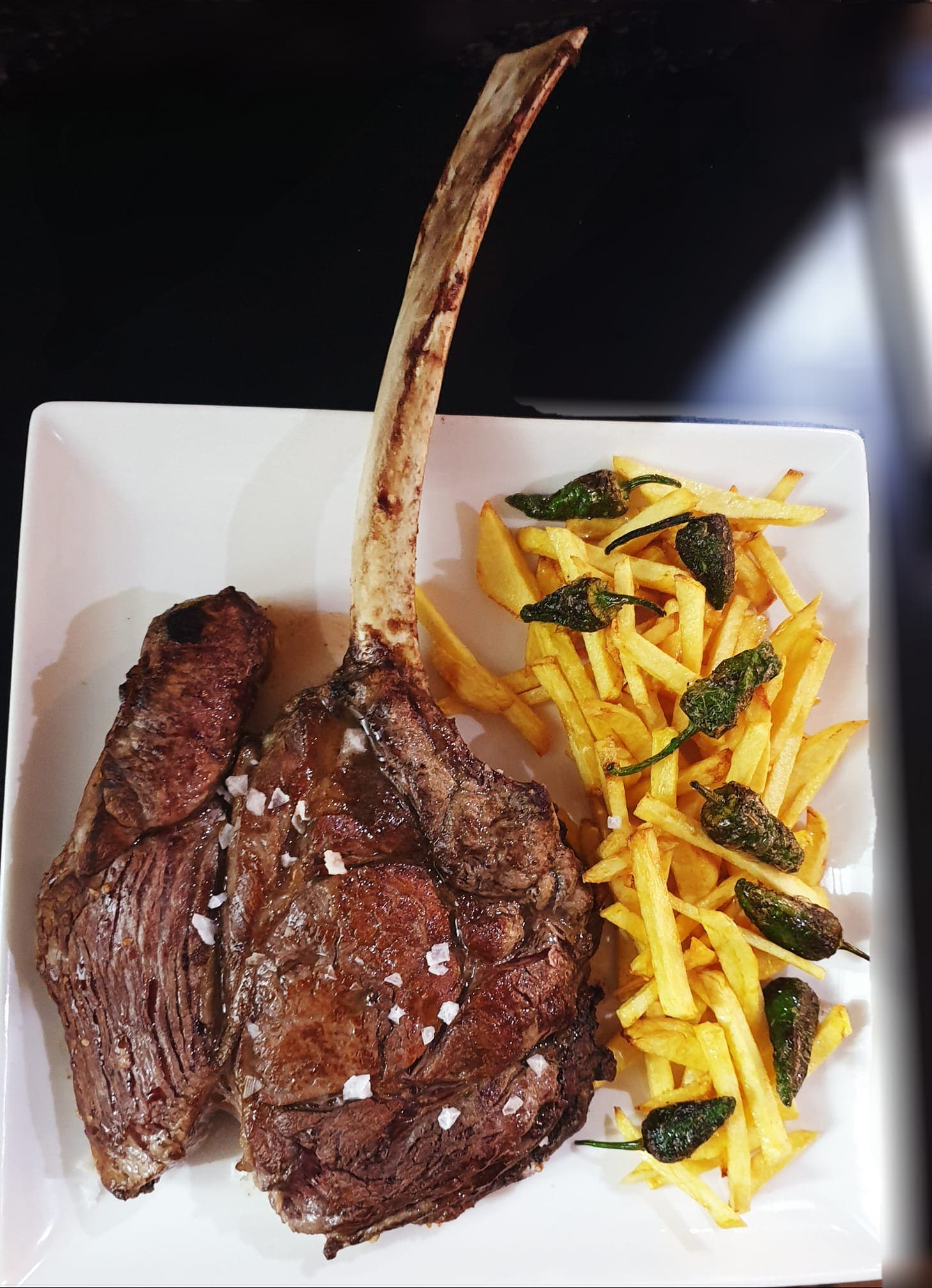 Deliciosas migas y tapas extremeñas junto a la Plaza Mayor de Cáceres con servicio de cocina non-stop.