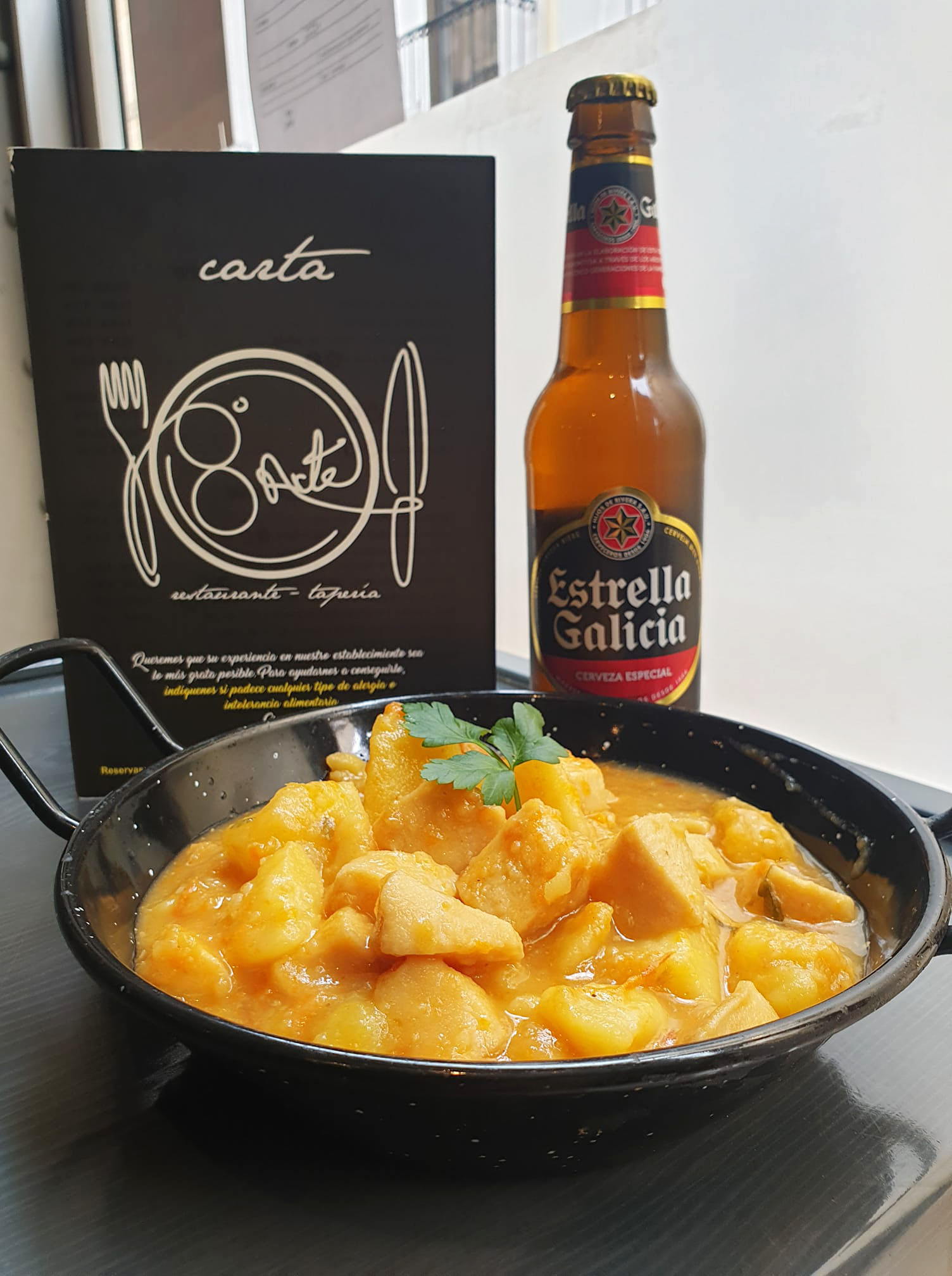 Deliciosas migas y tapas extremeñas junto a la Plaza Mayor de Cáceres con servicio de cocina non-stop.