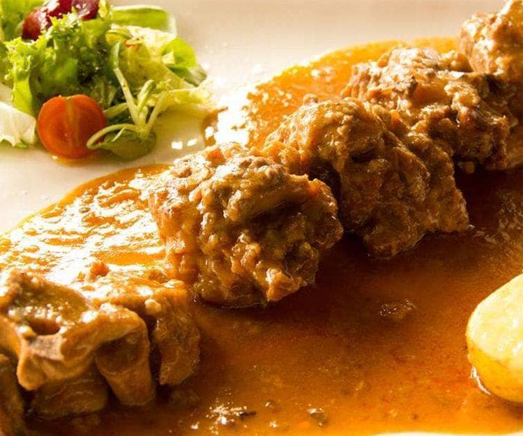 Deliciosas migas y tapas extremeñas junto a la Plaza Mayor de Cáceres con servicio de cocina non-stop.