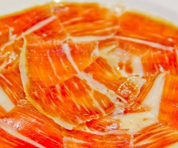Deliciosas migas y tapas extremeñas junto a la Plaza Mayor de Cáceres con servicio de cocina non-stop.