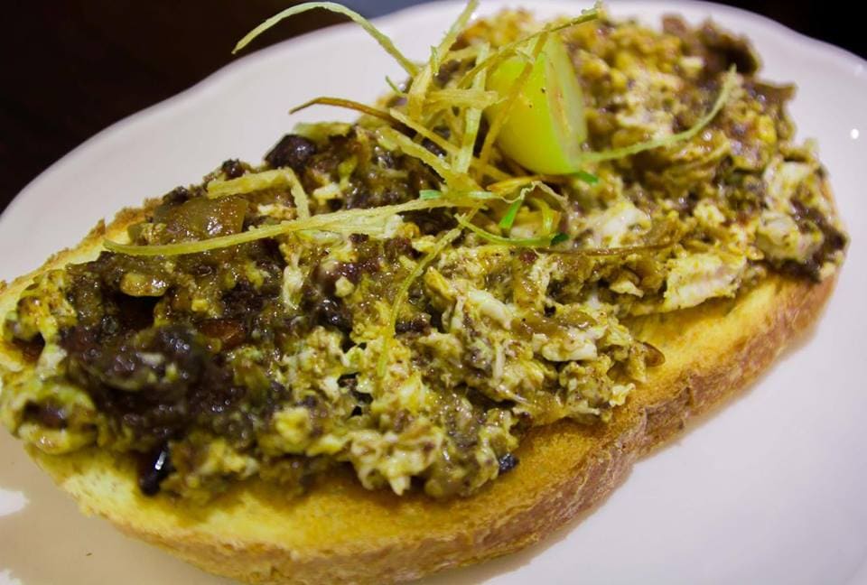 Deliciosas migas y tapas extremeñas junto a la Plaza Mayor de Cáceres con servicio de cocina non-stop.