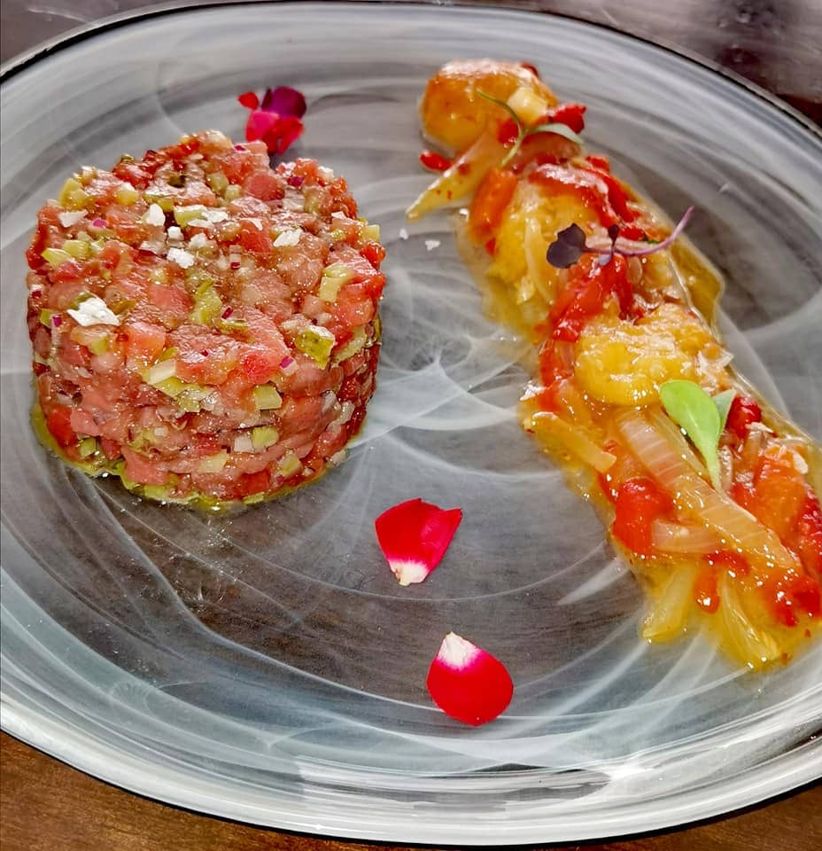 Deliciosas migas y tapas extremeñas junto a la Plaza Mayor de Cáceres con servicio de cocina non-stop.
