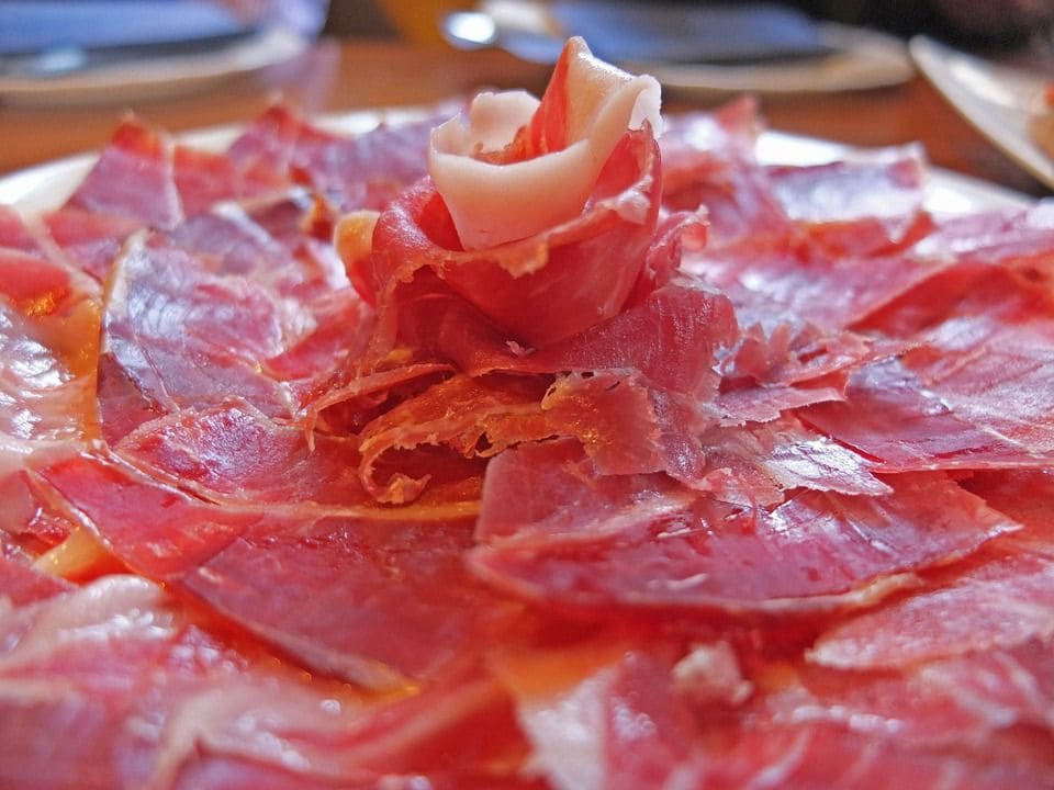 Deliciosas migas y tapas extremeñas junto a la Plaza Mayor de Cáceres con servicio de cocina non-stop.