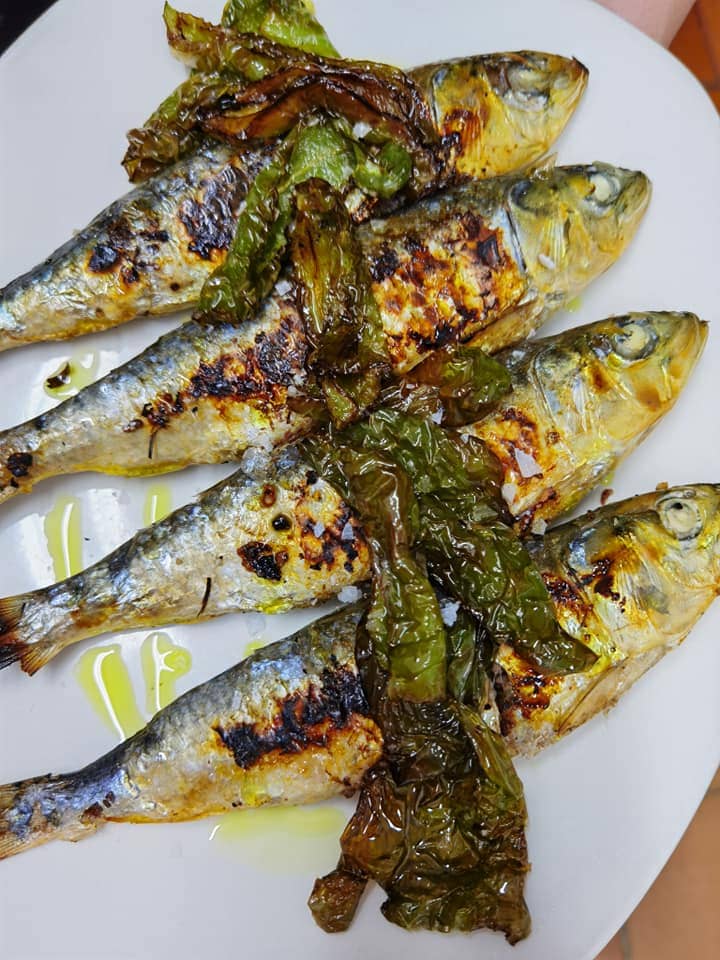 Deliciosas migas y tapas extremeñas junto a la Plaza Mayor de Cáceres con servicio de cocina non-stop.