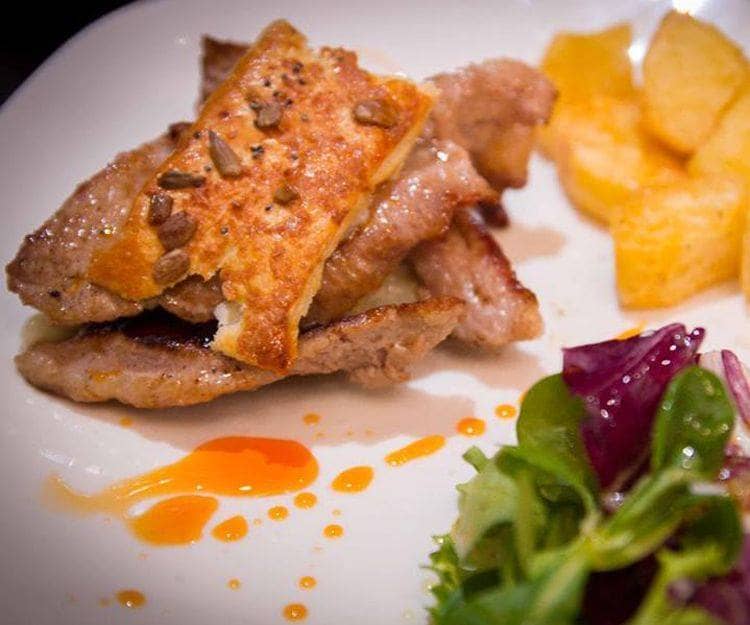 Deliciosas migas y tapas extremeñas junto a la Plaza Mayor de Cáceres con servicio de cocina non-stop.
