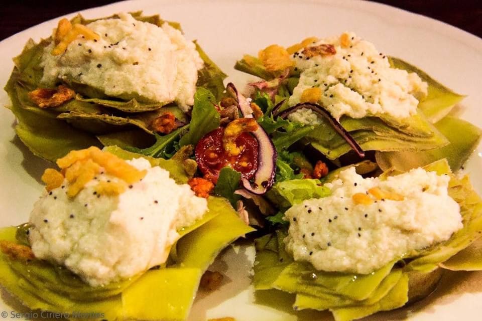 Deliciosas migas y tapas extremeñas junto a la Plaza Mayor de Cáceres con servicio de cocina non-stop.