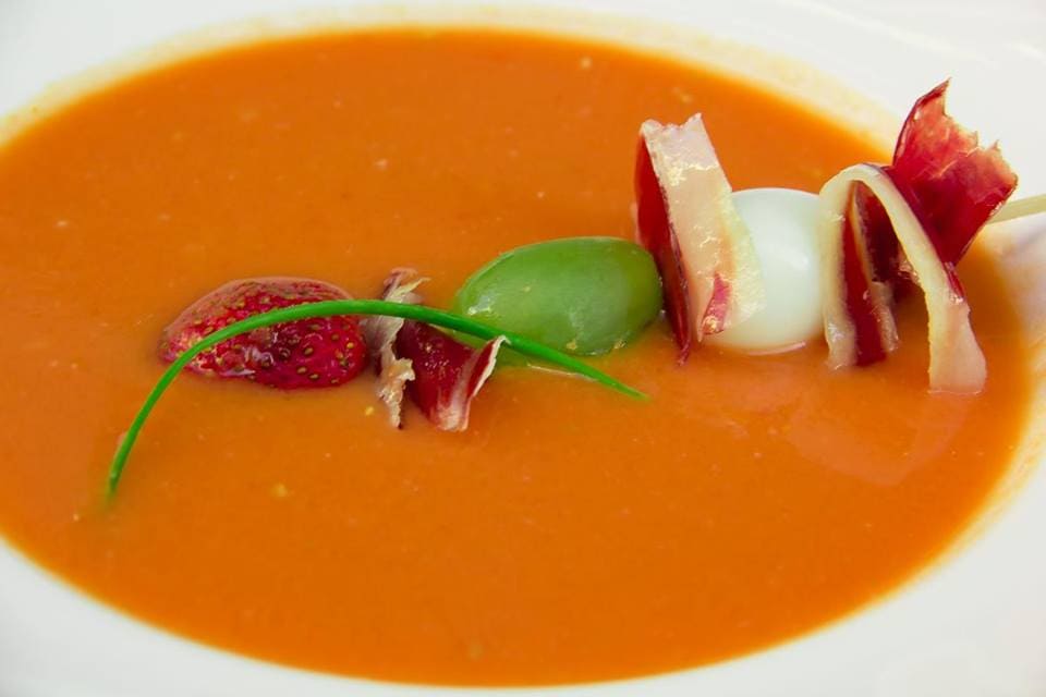 Deliciosas migas y tapas extremeñas junto a la Plaza Mayor de Cáceres con servicio de cocina non-stop.
