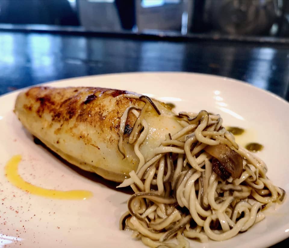 Deliciosas migas y tapas extremeñas junto a la Plaza Mayor de Cáceres con servicio de cocina non-stop.