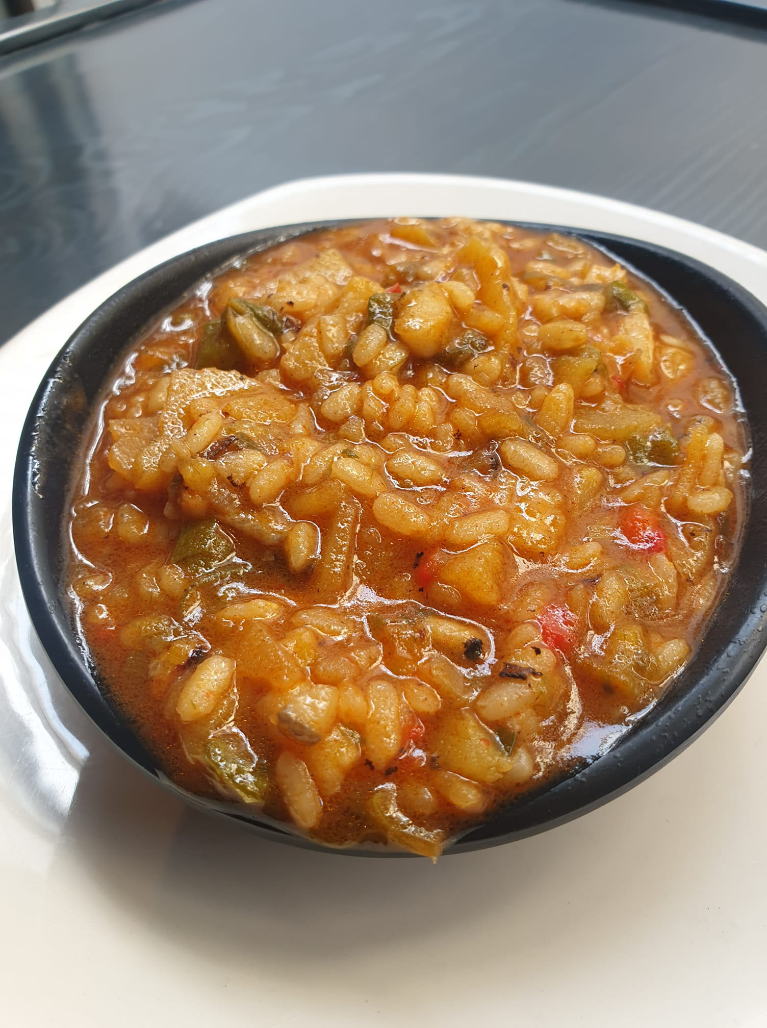 Deliciosas migas y tapas extremeñas junto a la Plaza Mayor de Cáceres con servicio de cocina non-stop.