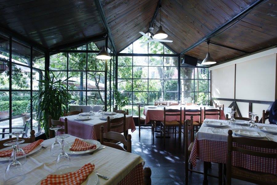 Restaurante caserío de 1850 con jardín y terraza con especialidad en carnes y pescados a la parrilla.          