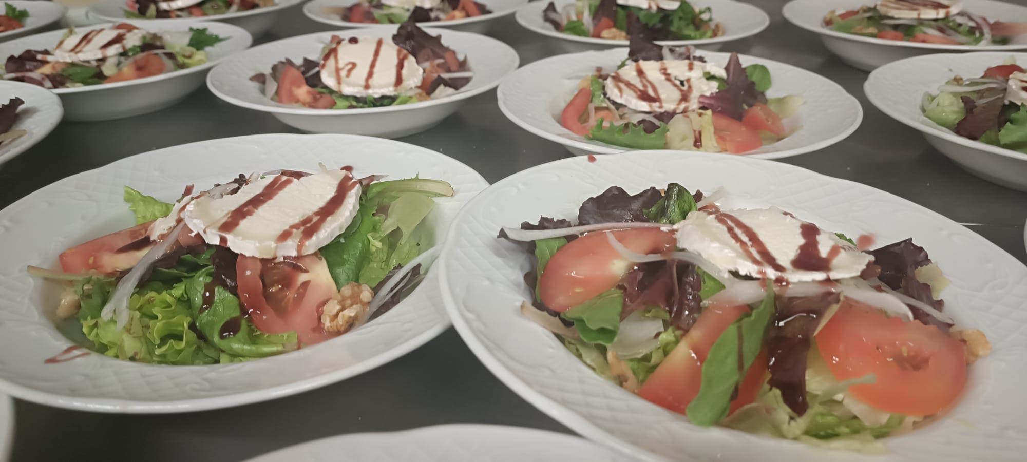 Restaurante sidrería de cocina navarra situado en la frontera con Francia y a 20 minutos de Roncesvalles.