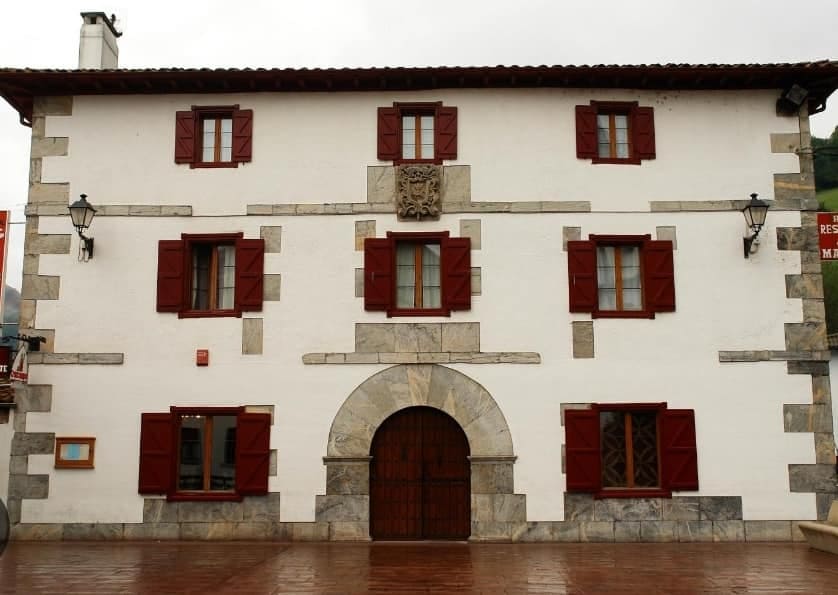 Restaurante sidrería de cocina navarra situado en la frontera con Francia y a 20 minutos de Roncesvalles.