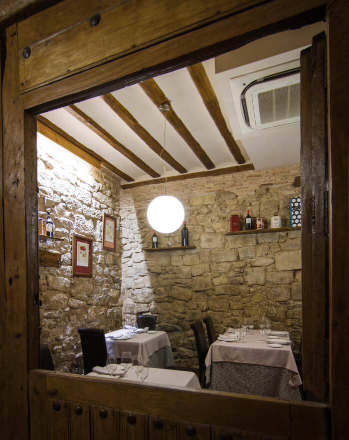  Restaurante en pleno centro histórico de Logroño donde combina la cocina tradicional con las propuestas más actuales.                                  