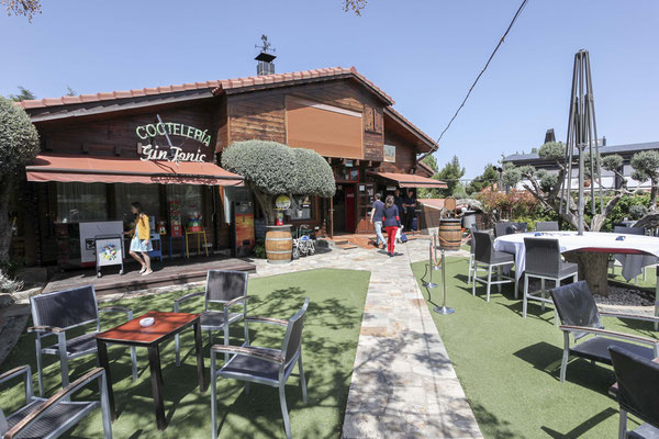 Restaurante asador de cocina tradicional aragonesa con terraza al aire libre y parque infantil en Zaragoza.               