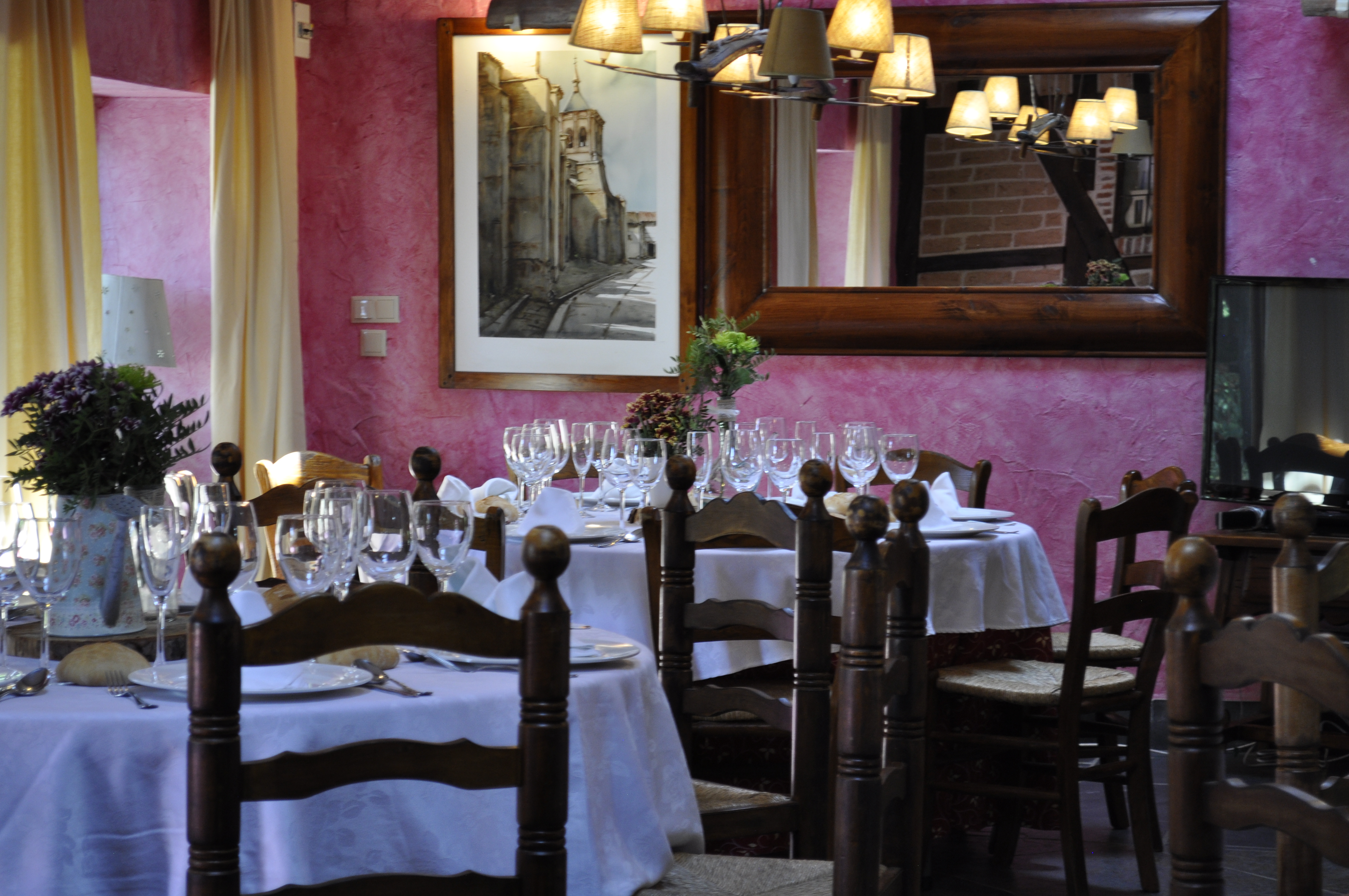 Restaurante castellano, en un entorno natural especializados en asados en horno de leña.                