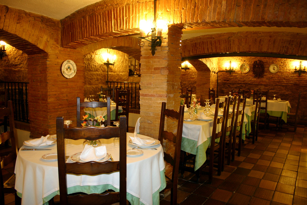 mesa-redonda-pimer-plano-restaurante-avenida21-logrono-la-rioja.jpg