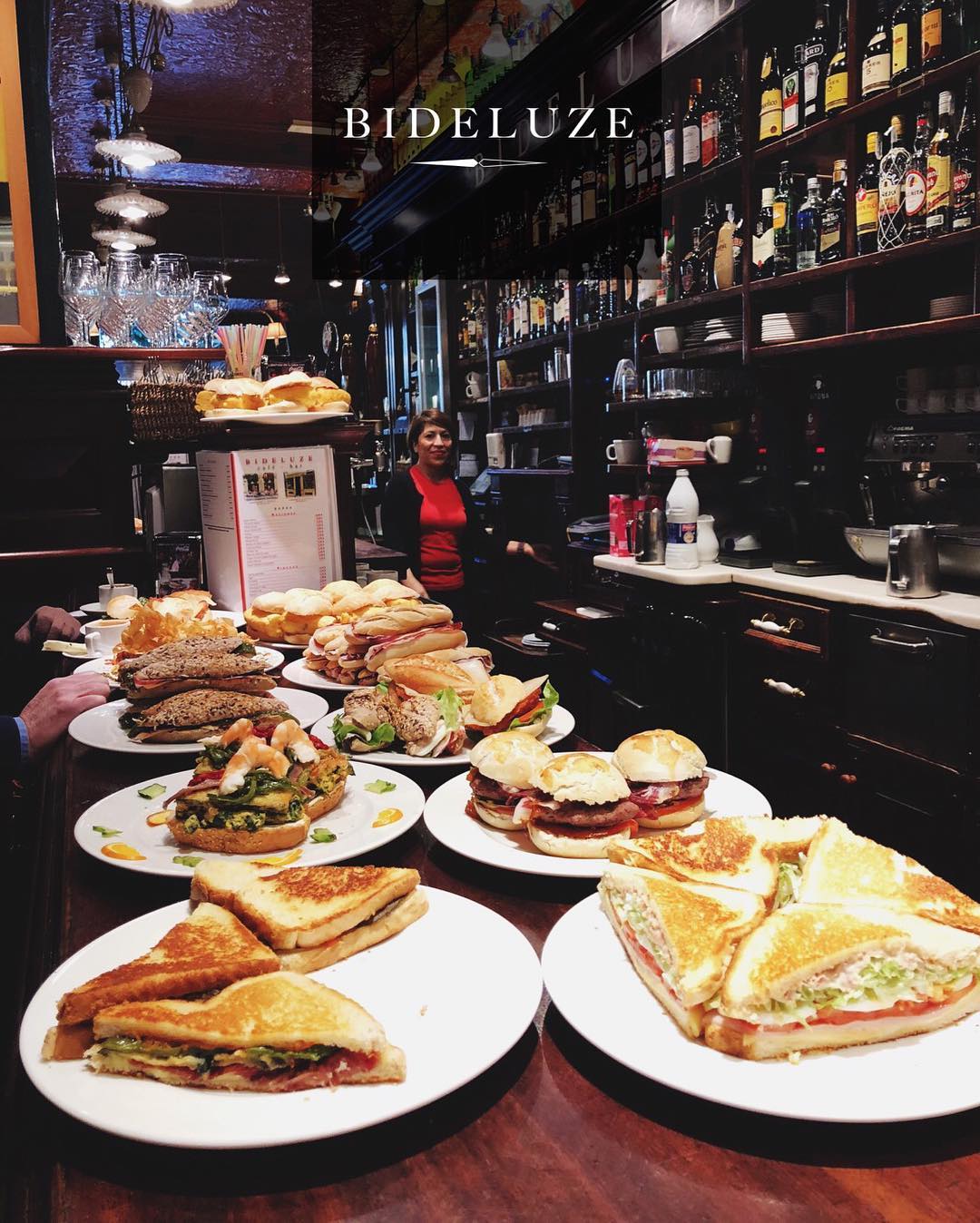 Restaurante especializado en pintxos, platos combinados, hamburguesas y ensaladas en pleno centro de Donostia.         