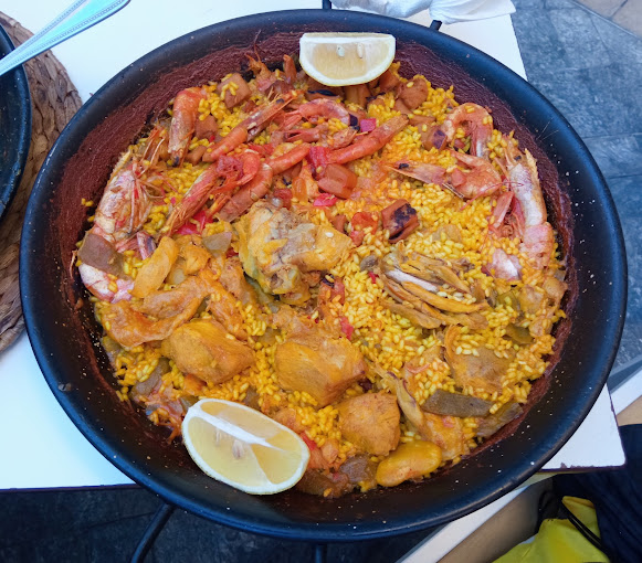 Cocina valenciana situado en pleno centro de Valencia con un amplio salón ideal para grupos, eventos especiales o familias.