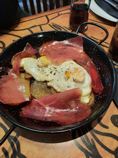 Cocina valenciana situado en pleno centro de Valencia con un amplio salón ideal para grupos, eventos especiales o familias.