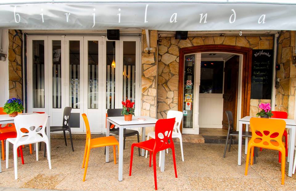 entrada-exterior-mesas-sillas-restaurante-birjilanda-bakio.jpg