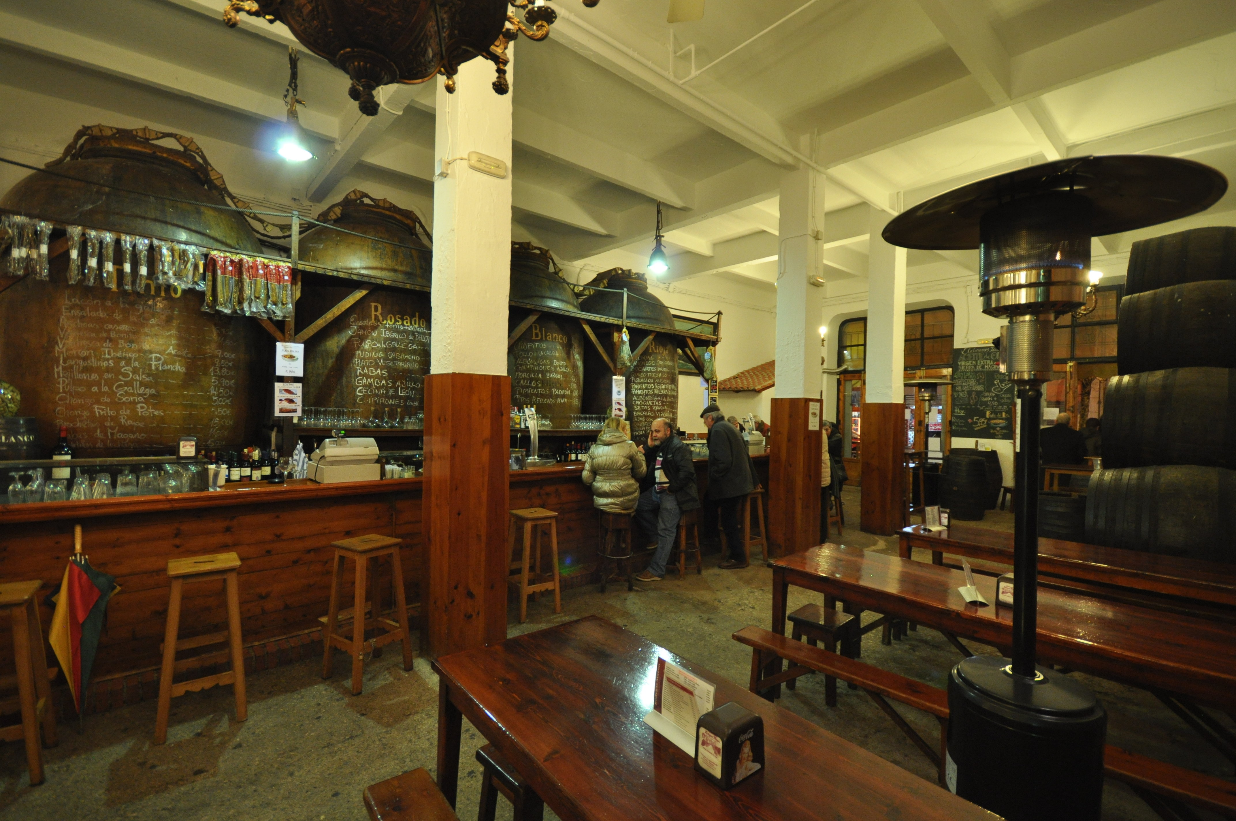 Bodega-restaurante especializada en comida casera en Puertochico de Santander.                                  
