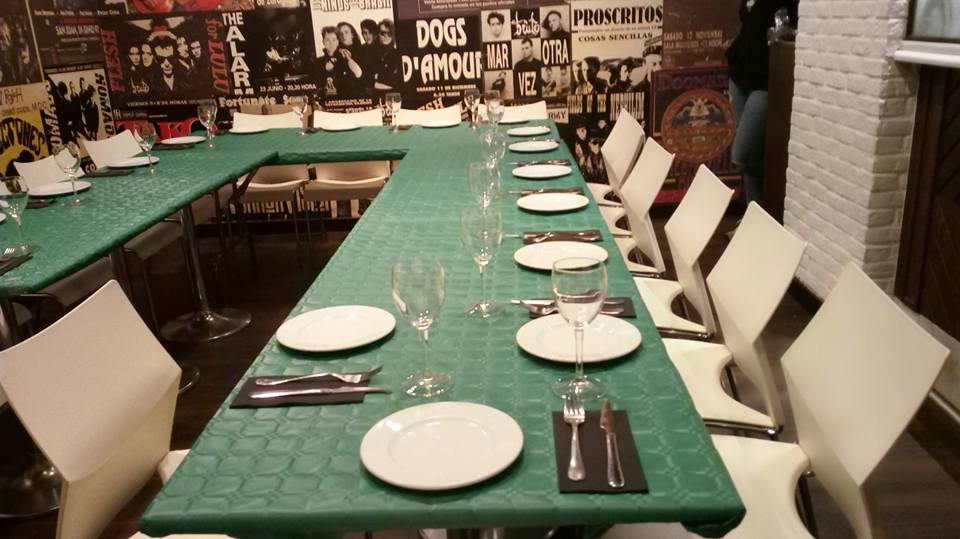 restaurante-disco-pub-linacero-zaragoza-musica-mesa-platos-reserva-interior.jpg