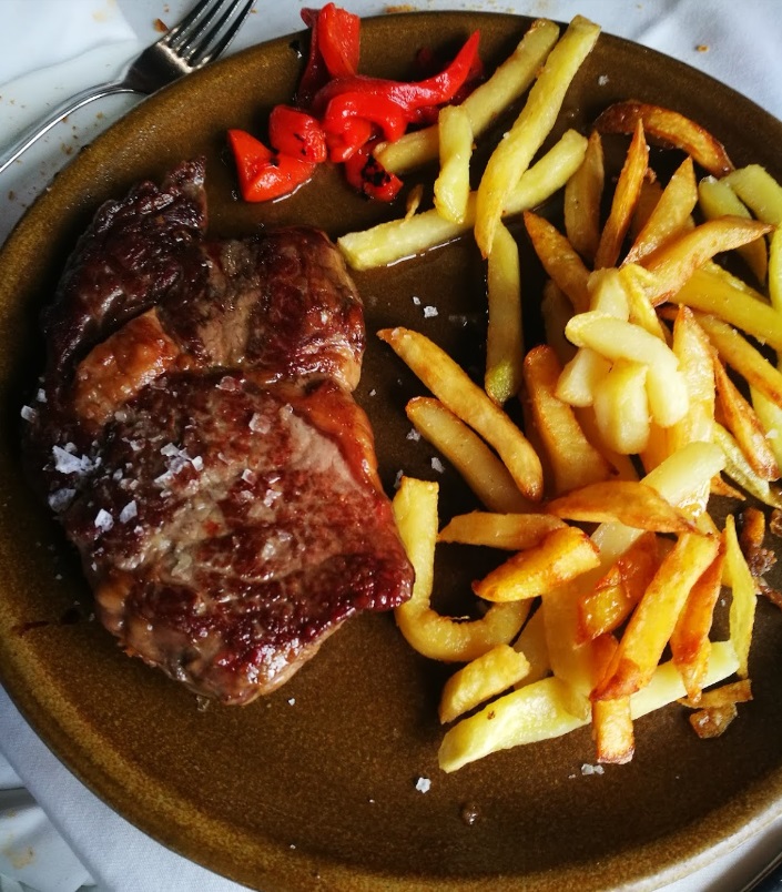 plato-carne-patatas-restaurante-casa-foguete-ribadeo-lugo-galicia.jpg