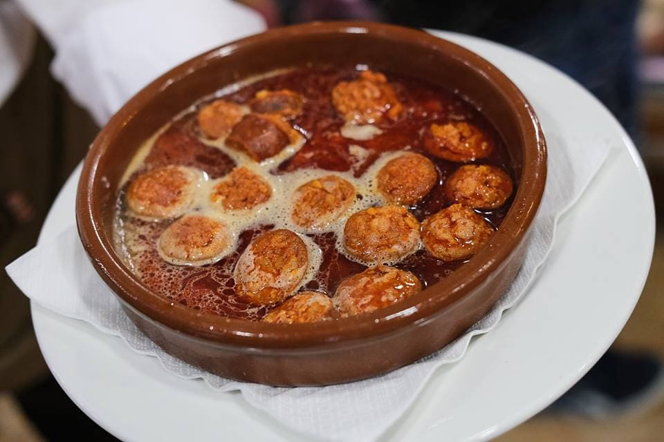 Restaurante ubicado en el barrio Montevil en Gijón, su especialidad son las carnes a la parrilla y los cachopos.               