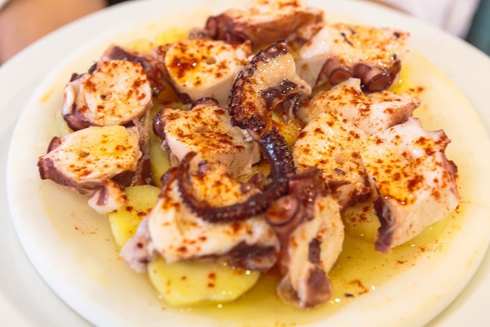 Restaurante ubicado en el barrio Montevil en Gijón, su especialidad son las carnes a la parrilla y los cachopos.               