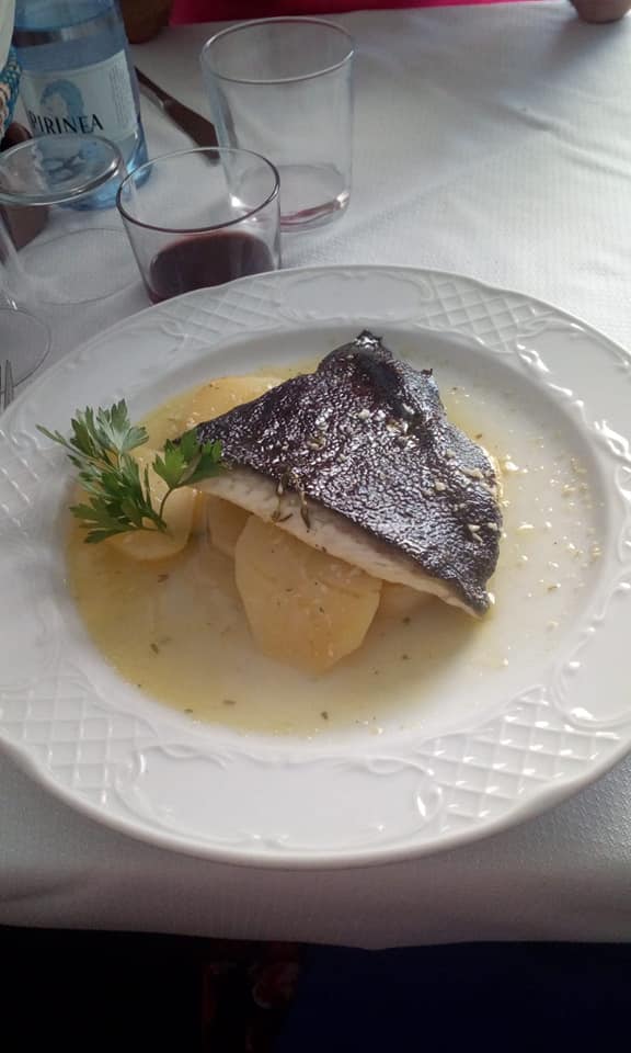 Restaurante especializado en pescados y arroces, situado a escasos metros de la Platja Gran.         