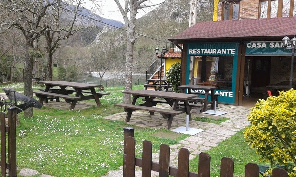 Restaurante de cocina asturiana en un entorno rural, junto al río Sella a 5 minutos en coche de Cangas de Onís.                   