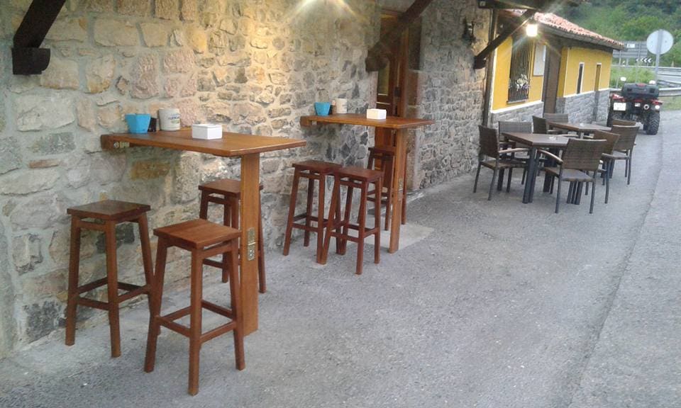 Restaurante de cocina asturiana en un entorno rural, junto al río Sella a 5 minutos en coche de Cangas de Onís.                   