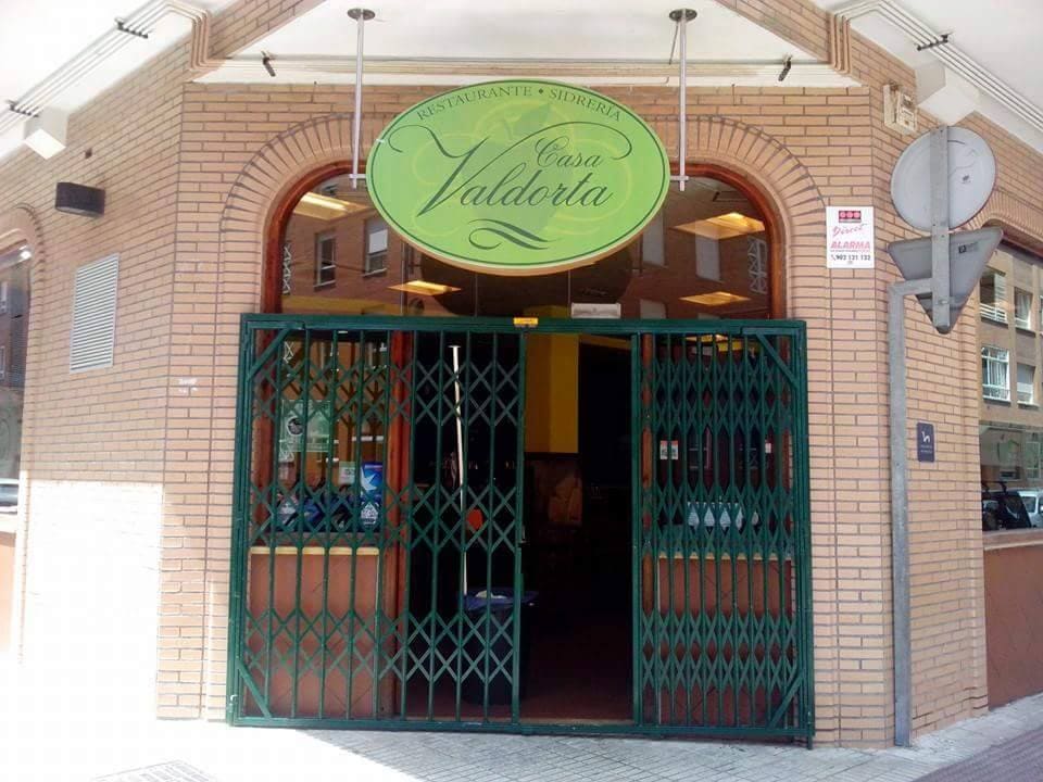 Restaurante sidrería especializado en cachopo en el centro de Gijón a 800 metros del Acuario de Gijón y playa de Poniente.   